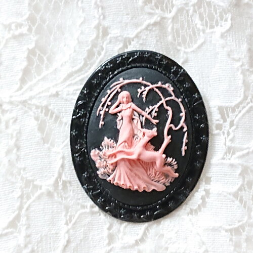 Broche diane chasseresse et sa biche soeur d'apollon, déesse de la nature en camée rose sur fond noir, cadeau femme pour noël