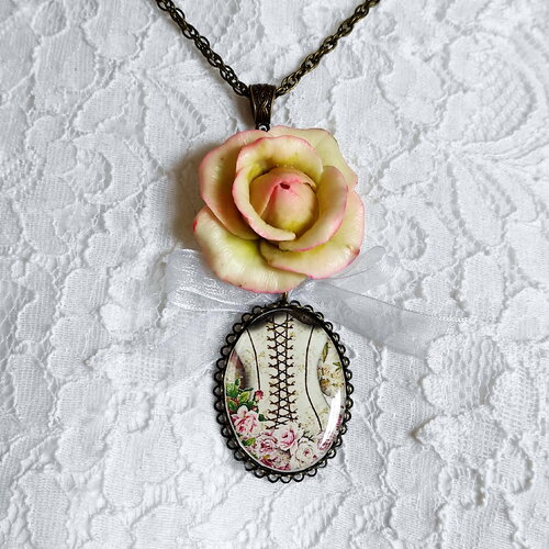 Collier shabby chic rose en porcelaine froide avec cabochon de corset orné de rubans et froufrous de la mode parisienne des années folles