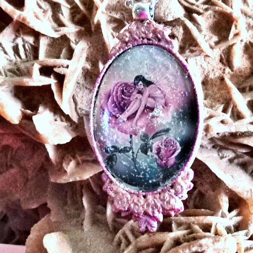 Collier poussière de fée magique shabby chic romantique, fleur de rose avec songe d'une fée des fleurs lovée dans les pétales.