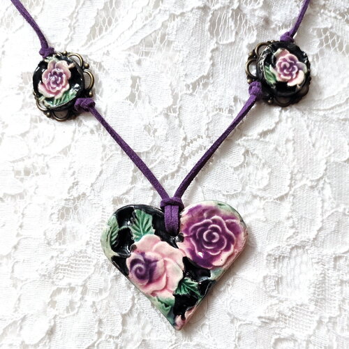 Collier les roses de ma serre en céramique, jardin anglais cadeau femme inédit en céramique avec un cœur au centre