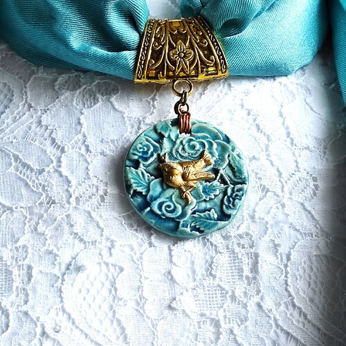 Bijou de foulard bohème romantique, idée de cadeau femme, l'oiseau d'or dans la roseraie anglaise bleue