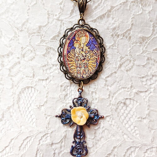 Collier vierge marie à l'enfant façon peintre van gogh avec volutes, croix peinte en bleu avec fleur d'anémone jaune, cadeau catholique
