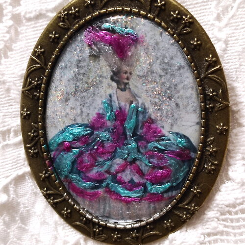 Broche marie antoinette vêtue d'une robe blanche à nœud et rubans vert et cyclamen entrecroisés, cadeau pour femme et fin d'année