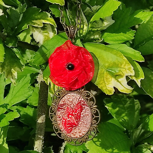 Collier papillon rouge  et or en tenue de fêtes avec sa fleur de coquelicot en organza, idée cadeau pour noël