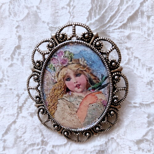 Broche portrait de fillette avec un colibri qui chante pour elle, idée cadeau pour maman ou mamie