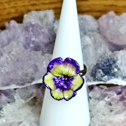 Bague pensée jaune ourlée de violet en porcelaine froide, fleur de violette tricolore des jardins et de la nature