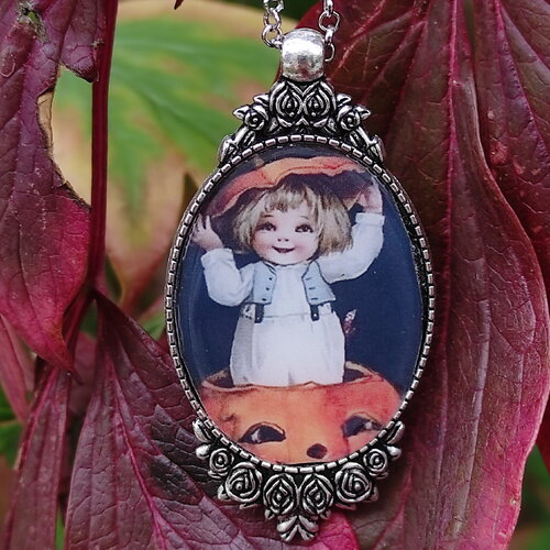 Collier spécial halloween jack-o'-lantern, gamin espiègle vintage sortant d'une citrouille aux tons d'automne