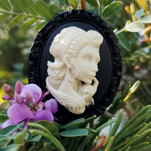 Broche camée gothique romantique la femme de la calavera avec sa chouette, idée cadeau saint valentin