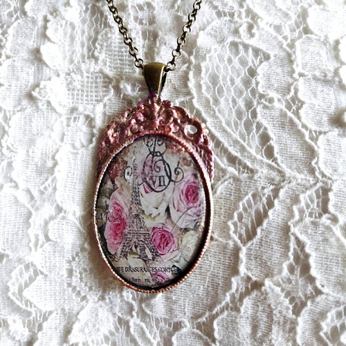 Collier souvenir de paris shabby chic,  la tour eiffel ou &quot;la dame de fer&quot; entourée de roses blanches au coeur rose