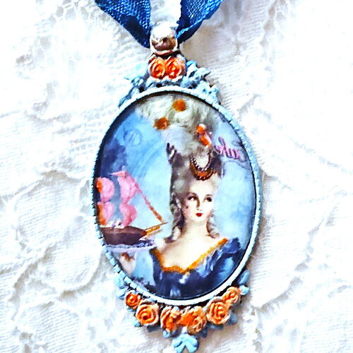Collier marie antoinette dernière reine de france avec une perruque navire