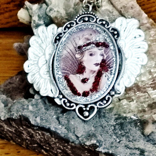 Collier rétro vintage duchesse gloria à une soirée du tout paris des années folles, cabochon sur dentelle vintage