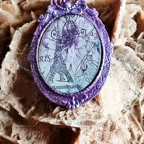 Broche femme rétro vintage, la tour eiffel et son dahlia mauve romantque