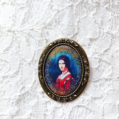 Broche renaissance italienne, la dame de mantoue de léonard de vinci dans un cadre de fleurs