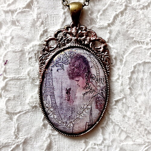 Collier enfance à paris shabby chic, fillette d'autrefois avec la tour eiffel en arrière-plan, cadeau souvenir de france jeux olympiques