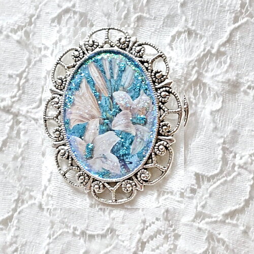 Broche lys blanc sur fond bleu, cadeau romantique de mariage ou de fiançailles