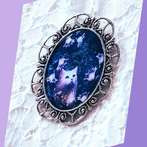Broche chat blanc dans la nuit étoilée de l'univers entouré de fleurs délicates dans un univers parallèle de la terre
