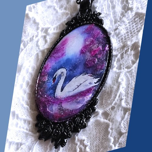 Collier la danse aquatique du cygne blanc dans l'aube du lac majeur, douceur de la nature au lever du jour, cadeau de noël