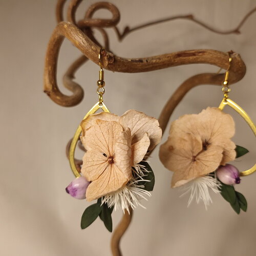 Boucles d'oreilles pendantes en fleurs séchées et stabilisées.