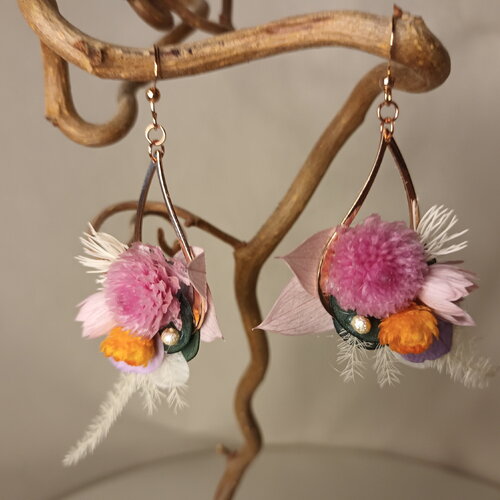 Boucle d'oreilles pendantes en forme de gouttes couleur or rose .