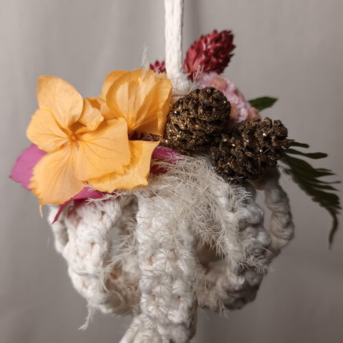 Boule de noël en macramé, fleurs séchées et stabilisées