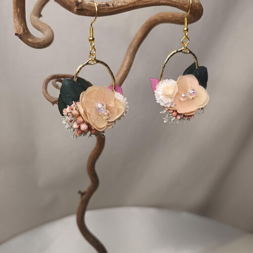 Boucles d'oreilles pendantes " rosée des sous-bois " .