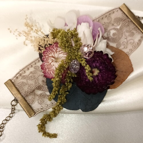 Bracelet  ruban dentelle ; collection " larme de parme ".