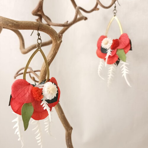Boucle d'oreilles pendantes" rouge flamenco ".