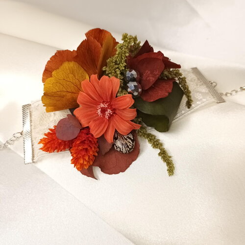 Bracelet  ruban dentelle ; collection " larme de phénix " .