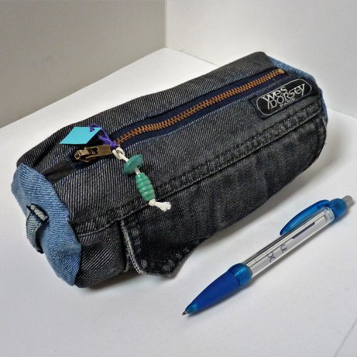 Trousse ronde jean recyclé fabrication artisanale poche noire et bleue perle bois bleue n2