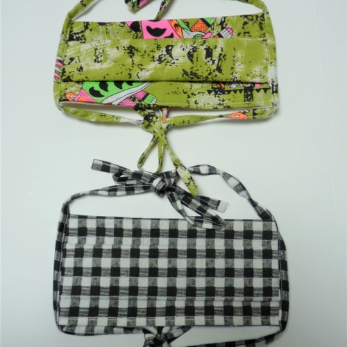 Lot de 2 masques de protection lavables en tissu 1 quadrillage noir et blanc l'autre motifs verts