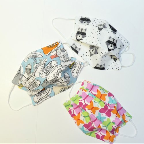 Lot de 3 masques de protection enfant lavables à élastiques 1 motif baskets, 1 blaireau, 1 papillons multicolores