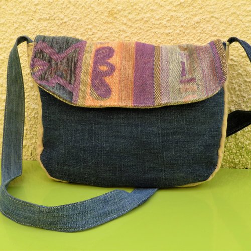 Sac besace en jean recyclé, rabat en tissu mauve beige, up-cyclé, original