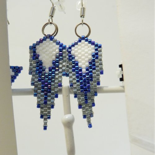 Boucles d'oreille perles miyuki pendantes forme plume  bleues