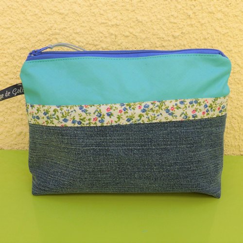 Trousse zippée bleu, en jean toile bleue et liberty 20 x 15