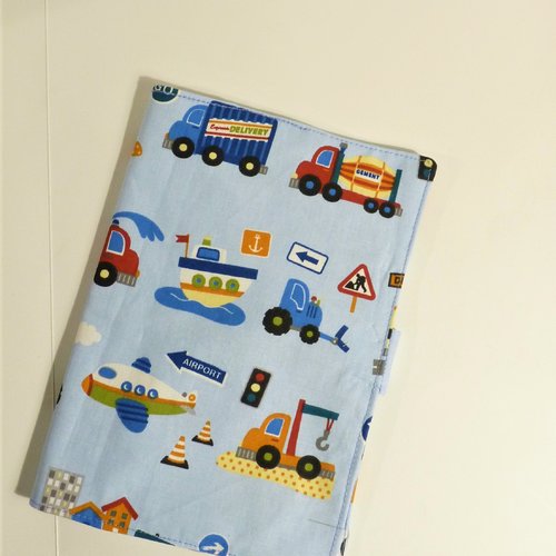Protège carnet de santé tons bleu, motif voiture, véhicule, pour garçon (tissu)