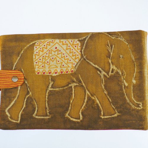 Housse pour tablette 10" 28.5cmx19cm molletonnée, motif savane éléphant