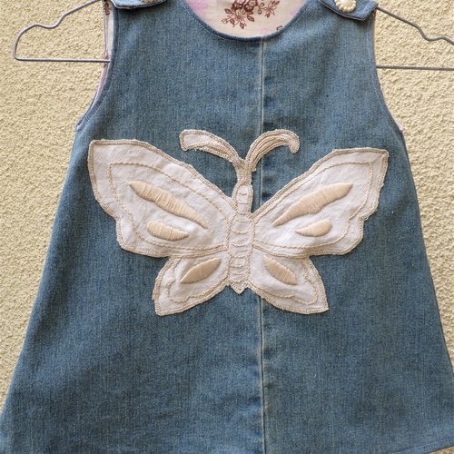 Robe chasuble fillette 2 à 3 ans, en jean denim papillon
