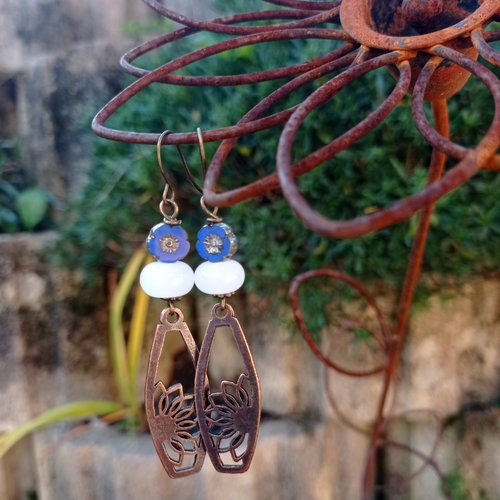 Boucles avoir un coté fleur bleue