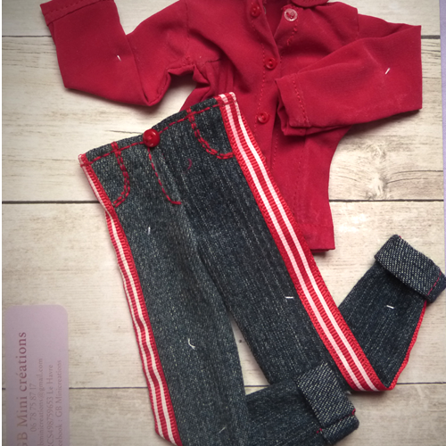 Pantalon jean - chemisier rouge modèle unique