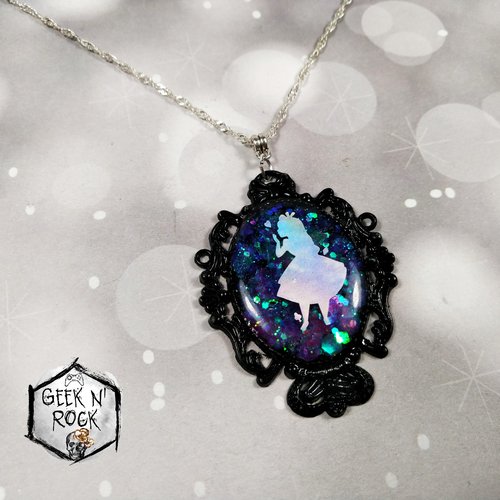 Collier cheshire cat alice au pays des merveilles résine paillettes holographiques chat fou chat du cheshire