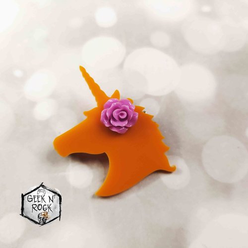 Broche tête de licorne avec une fleur sur sa crinière