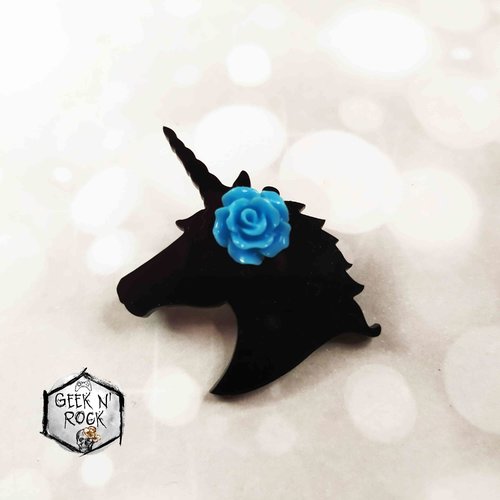 Broche tête de licorne avec une fleur sur sa crinière
