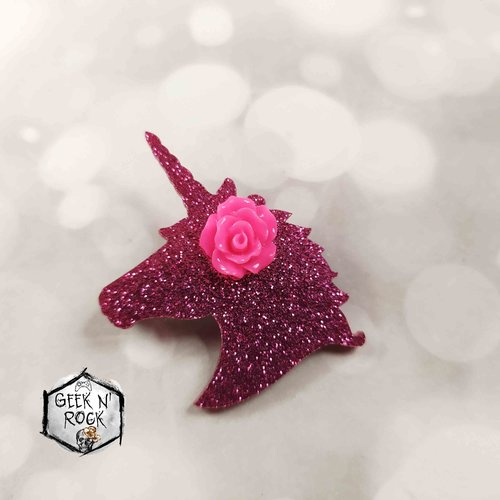 Broche tête de licorne avec une fleur sur sa crinière