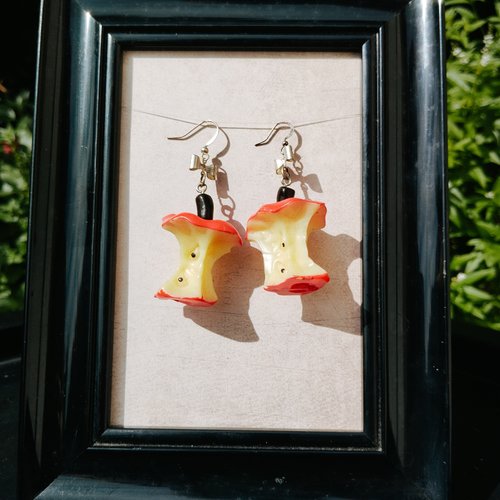 Boucles d'oreilles pomme rouge croquée trognon vegan