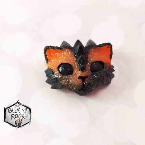 Broche mini chaton dragon / chaton démon orange et noir à écailles