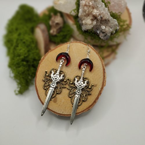 Boucles d’oreilles "épées de la reine noire" – talisman d’acier et de sang