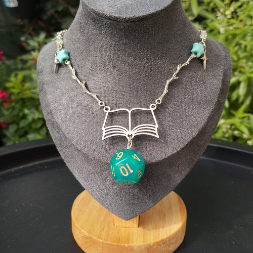 Collier “sortilège de savoir” – d12 & grimoire magique jeux de rôle jdr