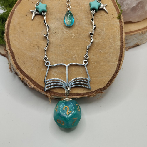Collier “sortilège de savoir” – d12 & grimoire magique