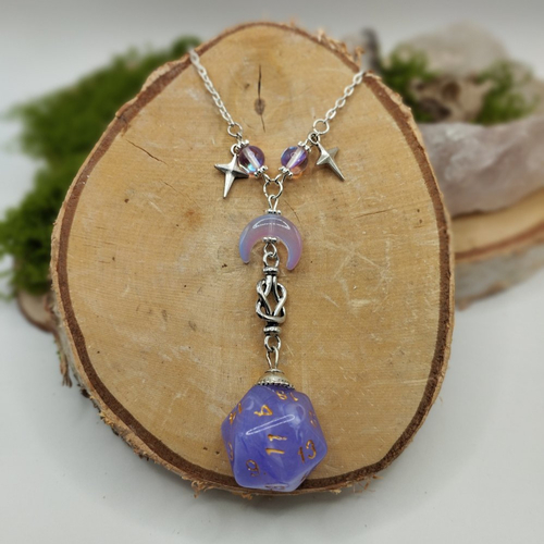 Collier “astromancer” – d20 violet, croissant de lune & étoiles