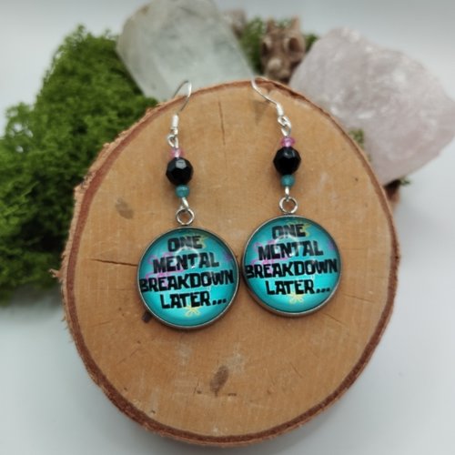 Boucles d’oreilles “one mental breakdown later…” – humour noir de rentrée